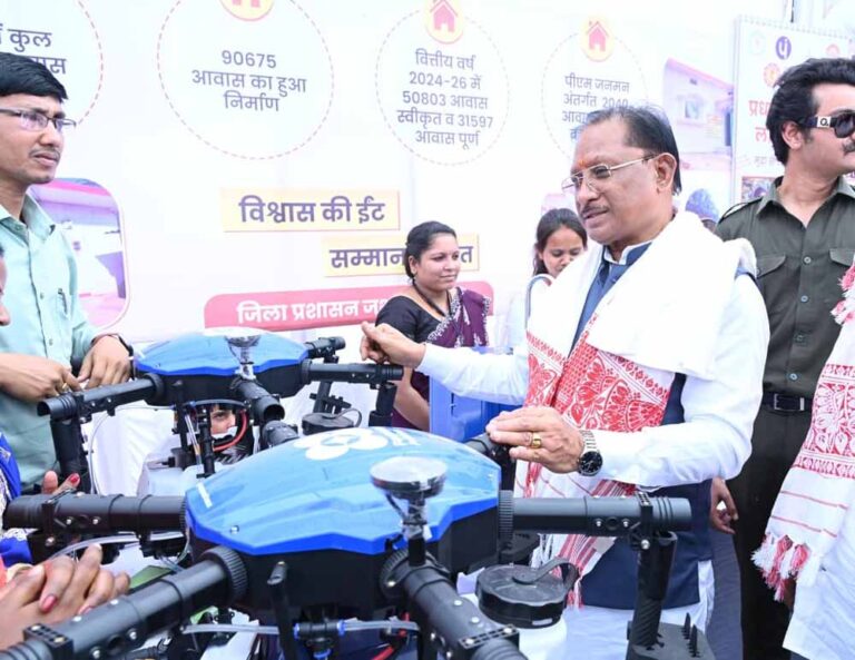महिलाएं ड्रोन से उर्वरक एवं कीटनाशक का करेंगी वैज्ञानिक छिड़काव
