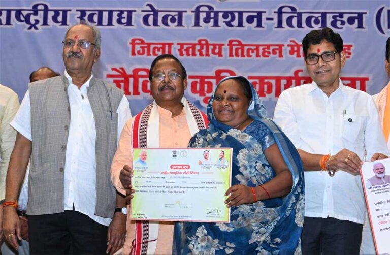 बलौदाबाजार में ‘जिला स्तरीय तिलहन मेला सह जैविक कृषि कार्यशाला’ संपन्न, किसानों और मछुआरों को बांटे गए कृषि आदान