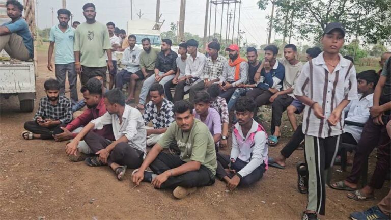 शव रखकर ग्रामीणों का प्रदर्शन, मुआवजे और दोषियों पर कार्रवाई की मांग