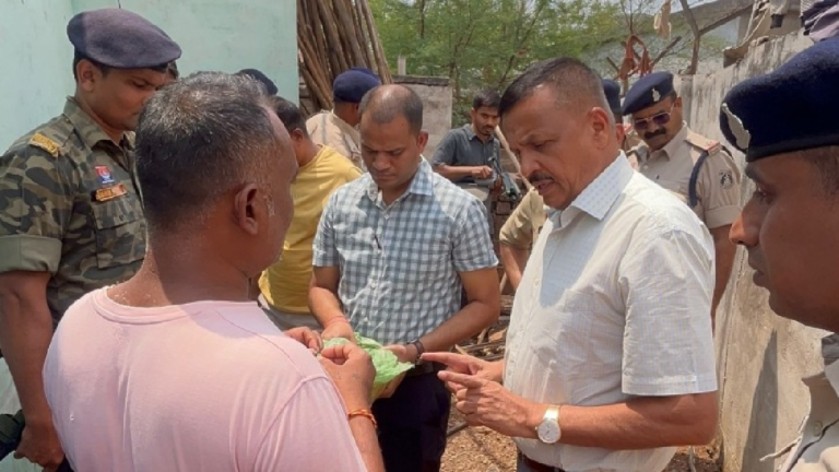CG : नशा पर कबीरधाम पुलिस का बड़ा प्रहार: संदिग्ध इलाकों में दबिश, गांजा-शराब जप्त …