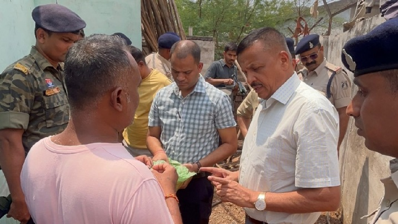 CG : नशा पर कबीरधाम पुलिस का बड़ा प्रहार: संदिग्ध इलाकों में दबिश, गांजा-शराब जप्त …