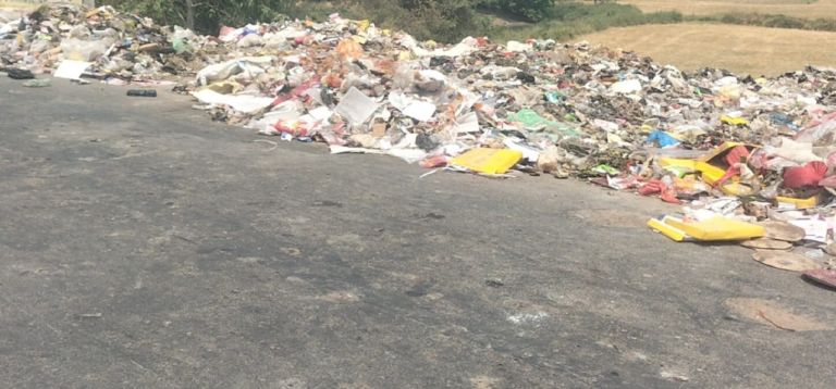 राजनांदगांव : सड़क किनारे डंप कचरे से दुर्गंध व गंदगी फैल रही…