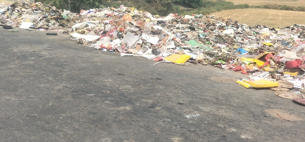 राजनांदगांव : सड़क किनारे डंप कचरे से दुर्गंध व गंदगी फैल रही…