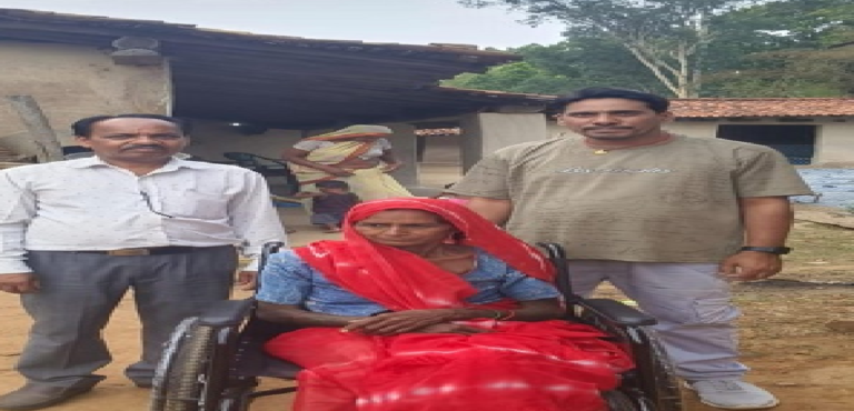 CG : वृद्ध दिव्यांग महिला को समाज कल्याण विभाग ने मुहैया करायी व्हील चेयर …