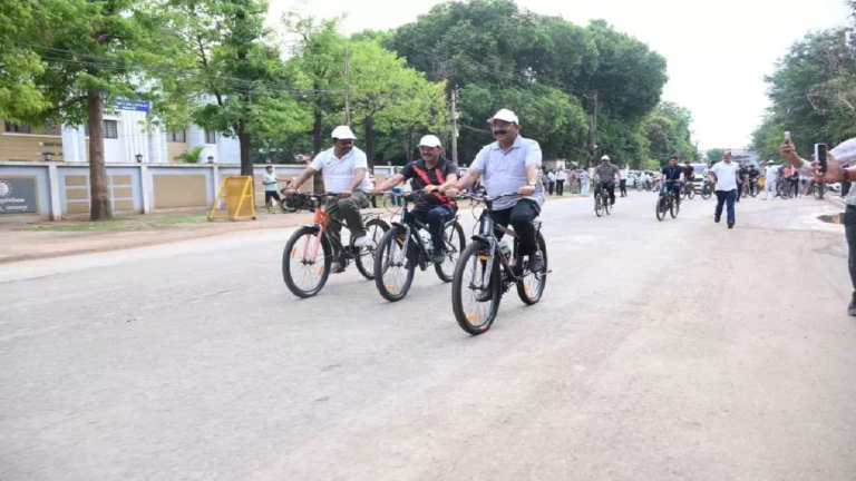 CG : डिप्टी CM अरुण साव ने सायकल चलाकर फिट रहने और पर्यावरण संरक्षण का दिया संदेश …