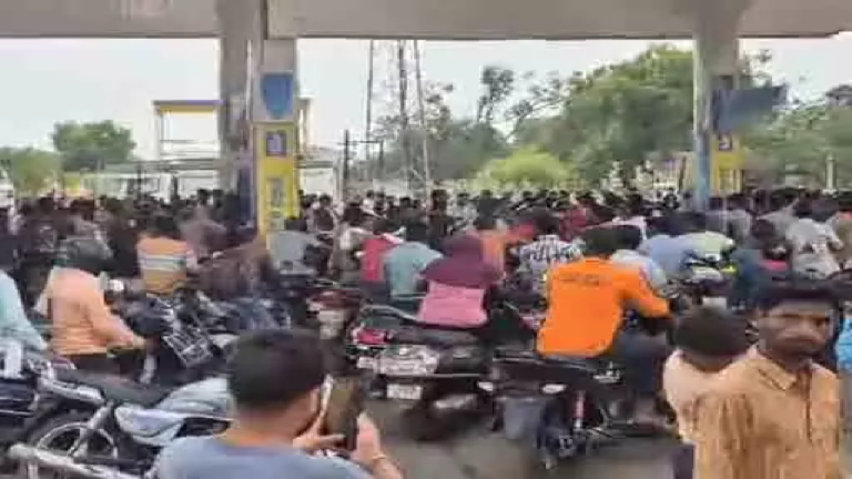 CG : दंतेवाड़ा में पेट्रोल-डीजल की किल्लत, पंपों में भीड़ …
