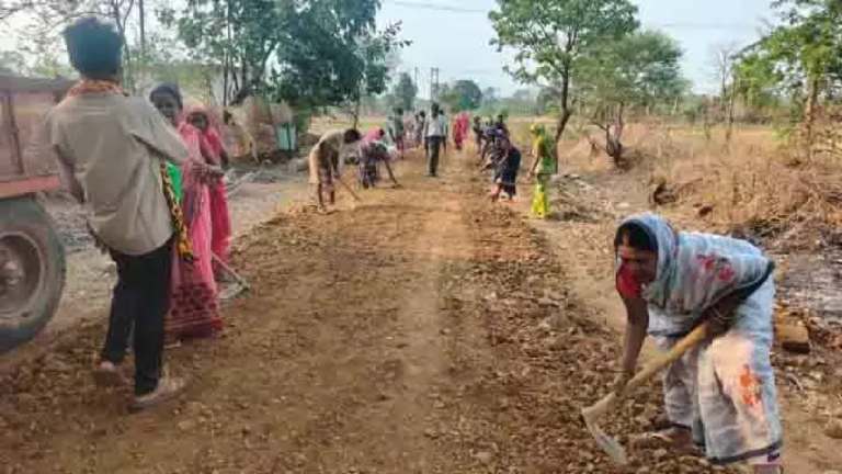 मोहला : चंदा जुटाकर ग्रामीणों ने बनाई सड़क, 25 साल से प्रशासन के पास लगा रहे थे गुहार …