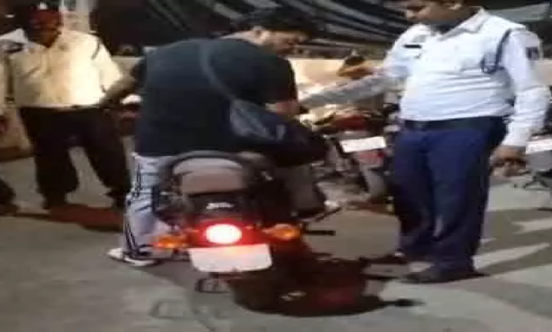 CG : मॉडिफाई बुलेट साइलेंसर पर 5 हजार का जुर्माना, ट्रैफिक पुलिस की कार्रवाई …