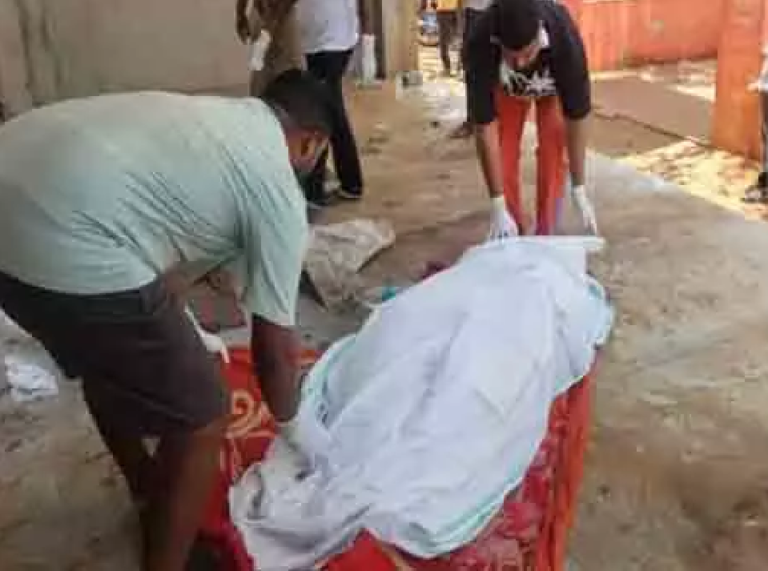 CG : रेलवे स्टेशन में पड़ी लाश को न पुलिस उठा रही थी न प्रशासन …