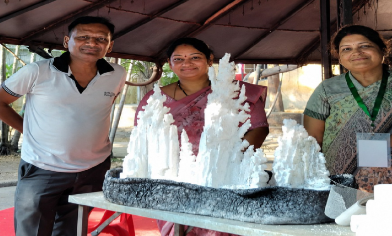 सृजन का कमाल: ‘आकार-2026’ में सिपोरेक्स और थर्माकोल से गढ़ी गई कला की नई दुनिया ...