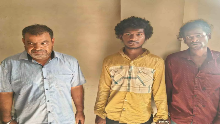 CG : बाप-बेटे ने खम्हारडीह के गोल्डन होम्स में किया था चोरी, तीन गिरफ्तार …