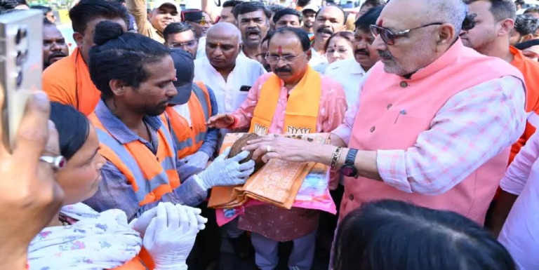 CG : रायपुर में सफाई कर्मियों से मिले केंद्रीय मंत्री गिरिराज सिंह, डॉ भीमराव अंबेडकर की प्रतिमा पर किया माल्यापर्ण …