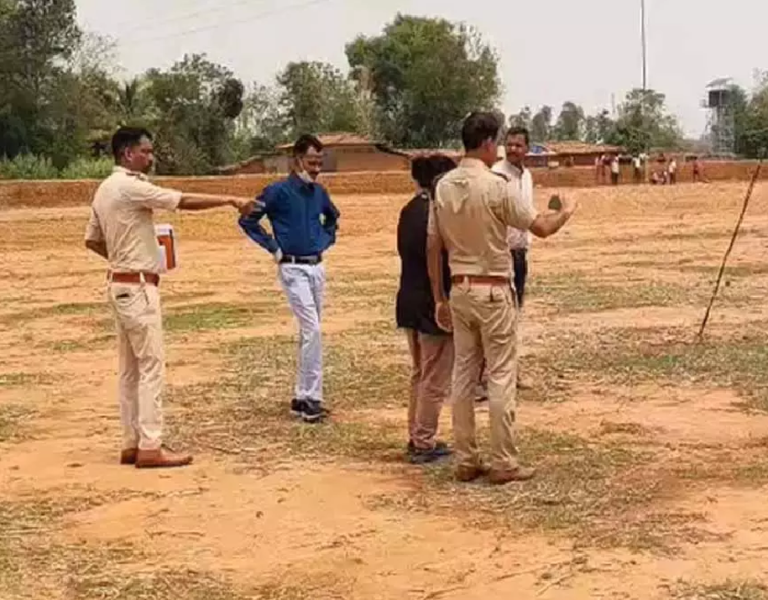 CG : बिजली खंभे के पास बोरियों में मिली लाश, डॉग स्क्वायड लेकर पहुंची पुलिस …