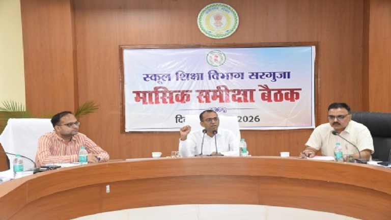 CG : कलेक्टर ने ली स्कूल शिक्षा विभाग की समीक्षा बैठक …
