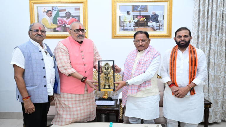 CG : केंद्रीय मंत्री गिरिराज सिंह ने मुख्यमंत्री विष्णुदेव साय से की भेंट …