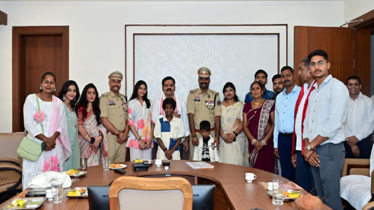CG : शौर्य चक्र से सम्मानित वीर जवानों से मिलकर डिप्टी सीएम शर्मा ने दी बधाई …