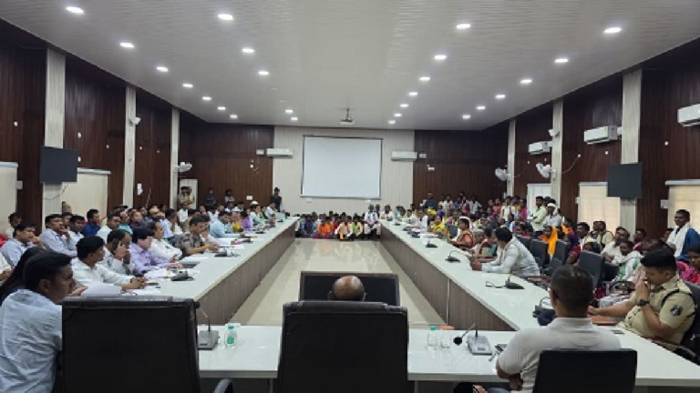 CG : आदिवासी समाज की 36 सूत्रीय मांगों पर कलेक्टर ने की समीक्षा …