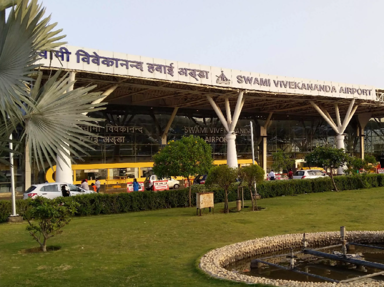 CG : रायपुर एयरपोर्ट में विमान से टकराई पक्षी …