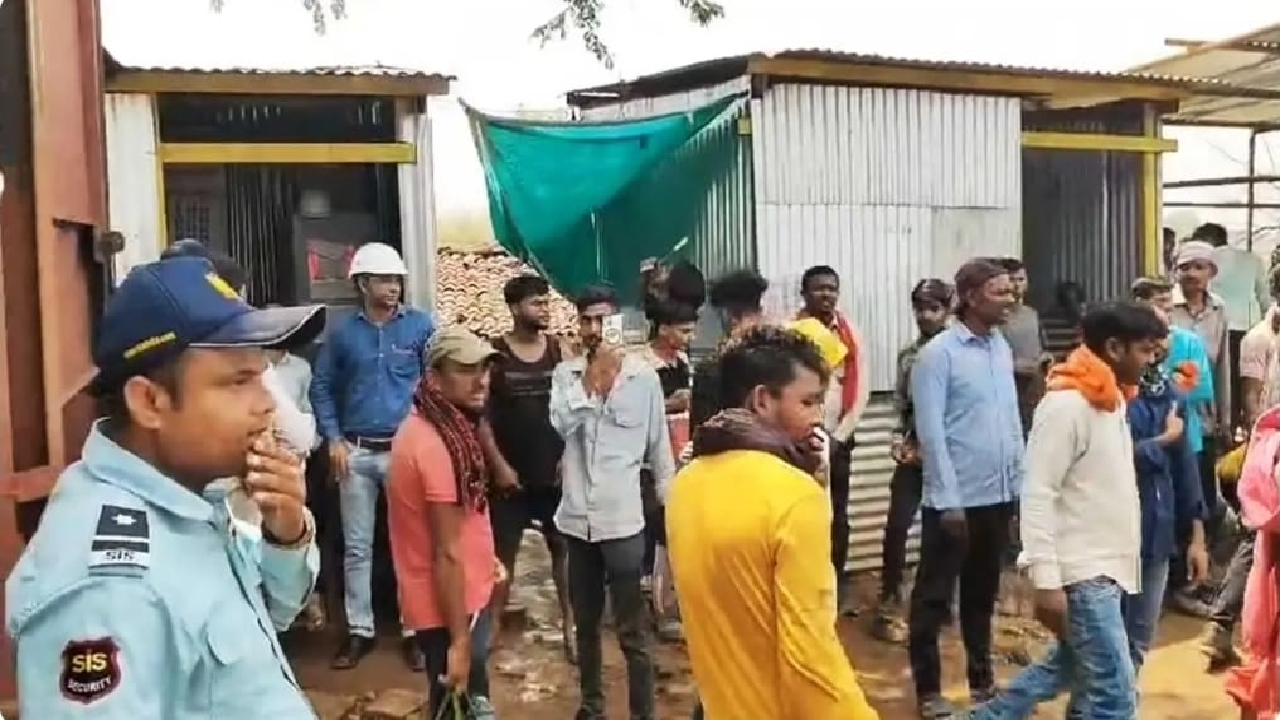 राजनांदगांव : राजनांदगांव के कल्याणी इस्पात में हादसा : करंट की चपेट में आने से युवक की मौत, परिजनों ने प्रबंधन पर लगाए गंभीर आरोप ...