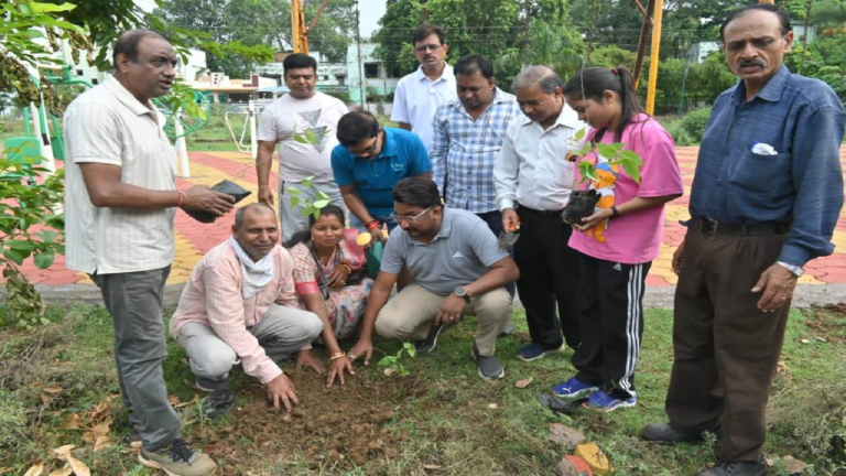 CG : भिलाई को हरा-भरा बनाने सेक्टर-04 उद्यान में लगाए गए पौधे …