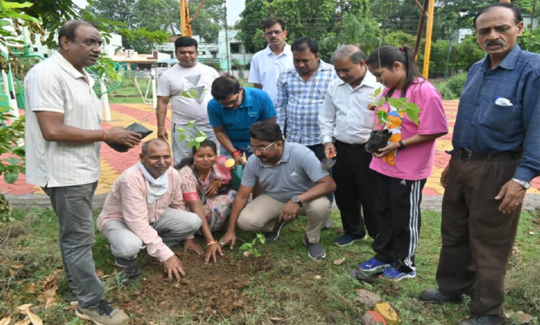 CG : भिलाई को हरा-भरा बनाने सेक्टर-04 उद्यान में लगाए गए पौधे …