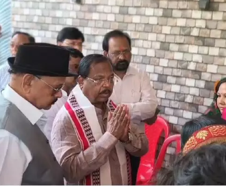 CG : नौगई हत्याकांड के पीड़ित परिवार से मंत्री रामविचार नेताम ने की मुलाकात …