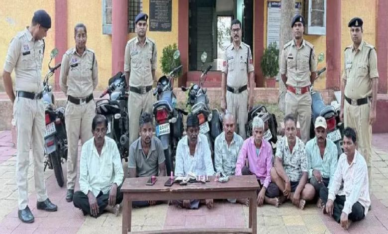 CG : 8 जुआरी बगीचा से गिरफ्तार, भखारा पुलिस ने मारी रेड…