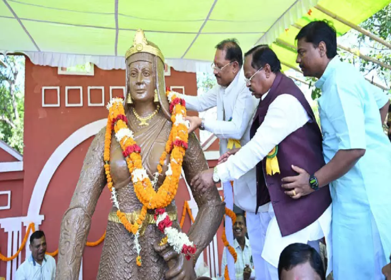 CG : CM साय ने रायपुर में वीरांगना रानी दुर्गावती की प्रतिमा पर किया माल्यार्पण…