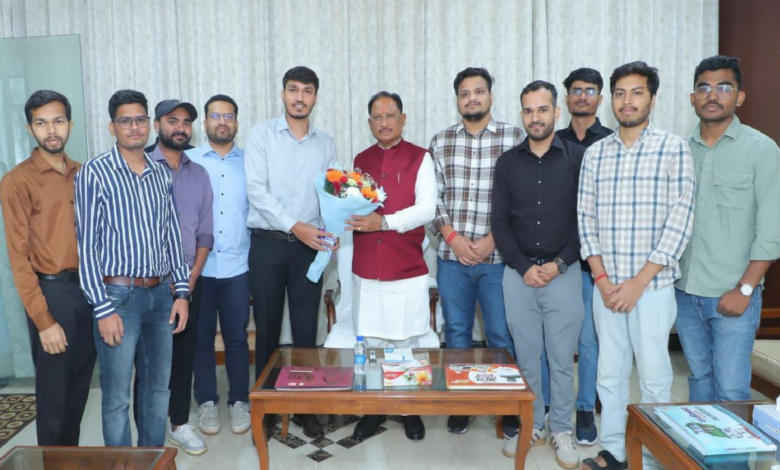मुख्यमंत्री विष्णुदेव साय ने यूपीएससी प्रारंभिक परीक्षा में सफल ट्राइबल यूथ हॉस्टल के विद्यार्थियों से की मुलाकात ...