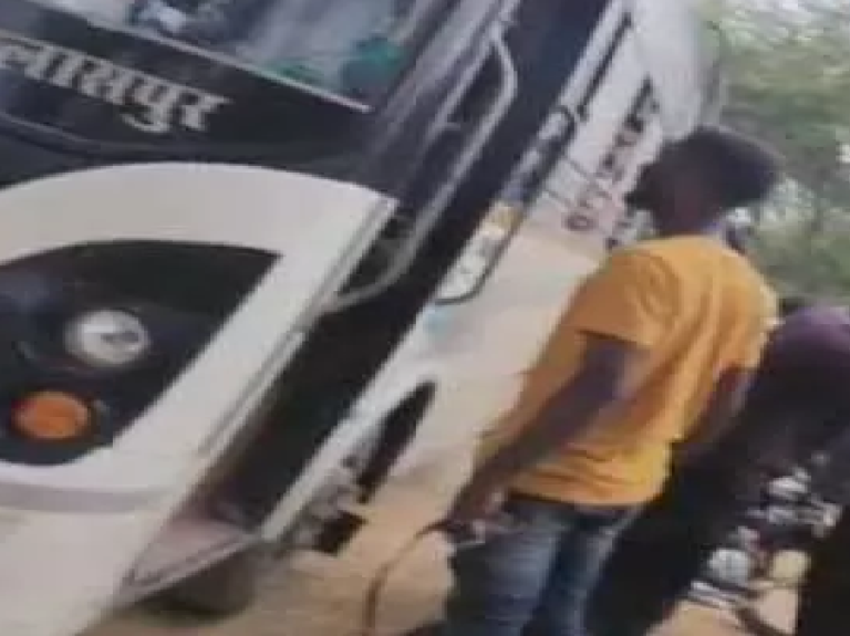 CG : कवर्धा के गुंडों में पुलिस का खौफ नहीं, यात्री बस रोका और ड्राइवर को मारने हुए उतारू …