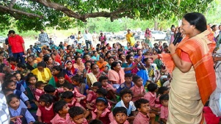 CG : नवविकास की राह पर अग्रसर बस्तर : जगरगुण्डा पहुंचने वाली पहली महिला मंत्री बनी लक्ष्मी राजवाड़े …