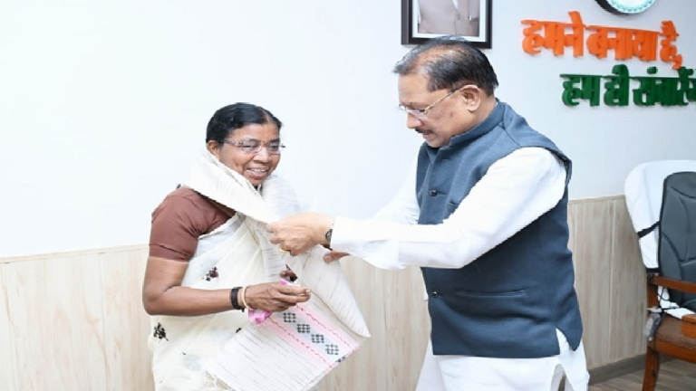 CG : मुख्यमंत्री विष्णु देव साय से पद्मश्री डॉ. बुधरी ताती ने की सौजन्य मुलाकात…