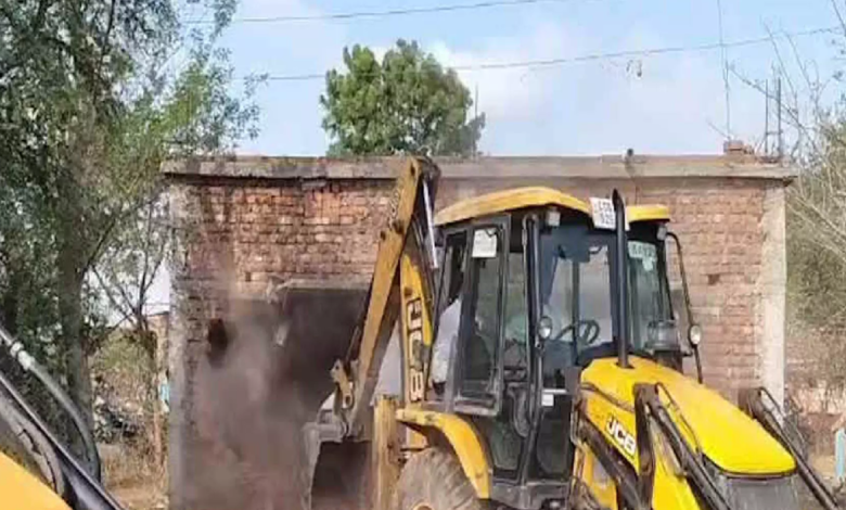 CG : नकटी में JCB लेकर पहुंचा प्रशासन, भारी फोर्स तैनात …