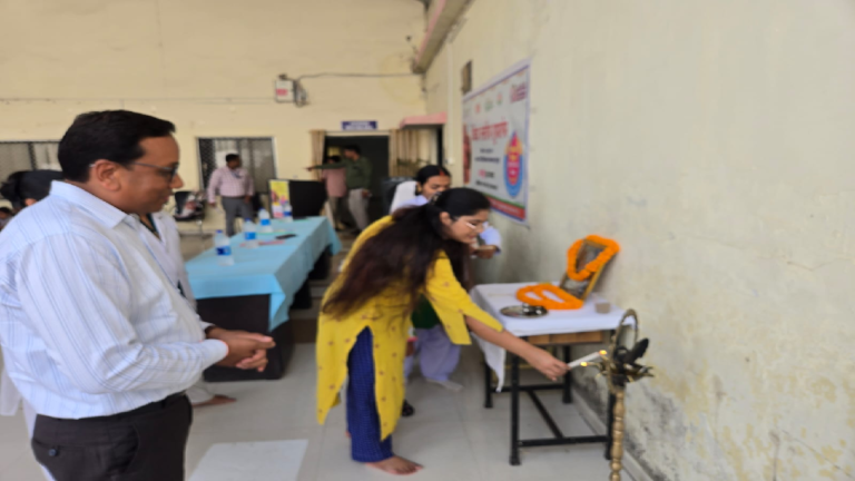 CG : कलेक्टर उपस्थित बच्चों के साथ अपनी पुत्री को भी पिलाई पोलियो ड्रॉप …