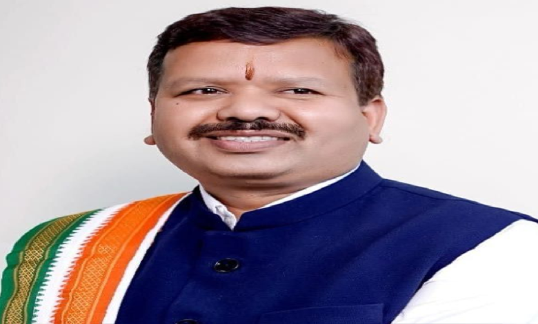 CG : बाहरी लोगों को काम पर रख स्थानीय युवाओं का हक छीन रहा पिकाडिली शराब फैक्ट्री : विनोद चंद्राकर …