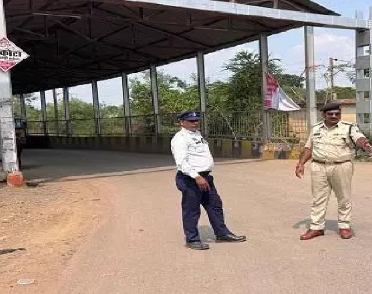 CG : सिरसा गेट अंडर ब्रिज में आवागमन बंद …