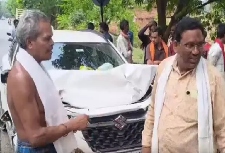 CG : कारों की टक्कर में एक की मौत, 4 लोगों की हालत नाजुक …
