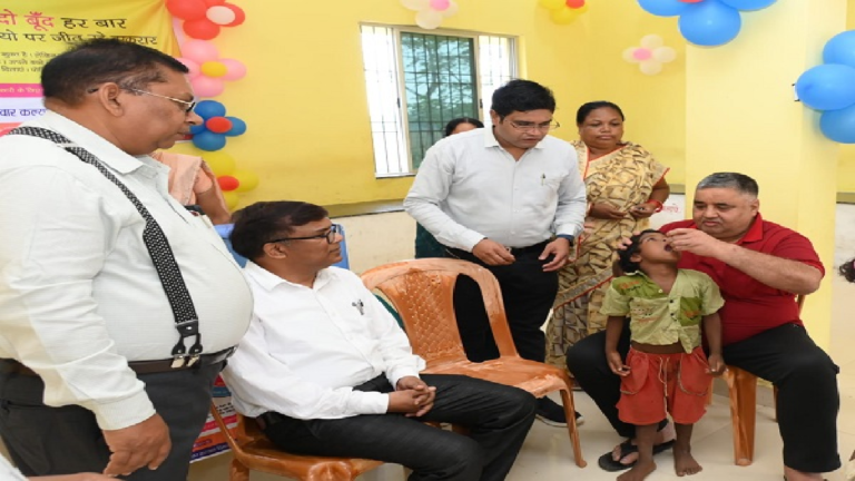 CG : राष्ट्रीय पल्स पोलियो अभियान का लखनपुर से शुभारंभ, अभिभावकों से किया आह्वान-‘दो बूंद हर बार, पोलियो पर जीत बरकरार’ …