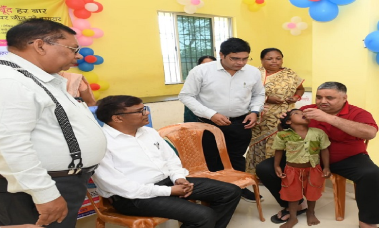 CG : राष्ट्रीय पल्स पोलियो अभियान का लखनपुर से शुभारंभ, अभिभावकों से किया आह्वान-‘दो बूंद हर बार, पोलियो पर जीत बरकरार’ …