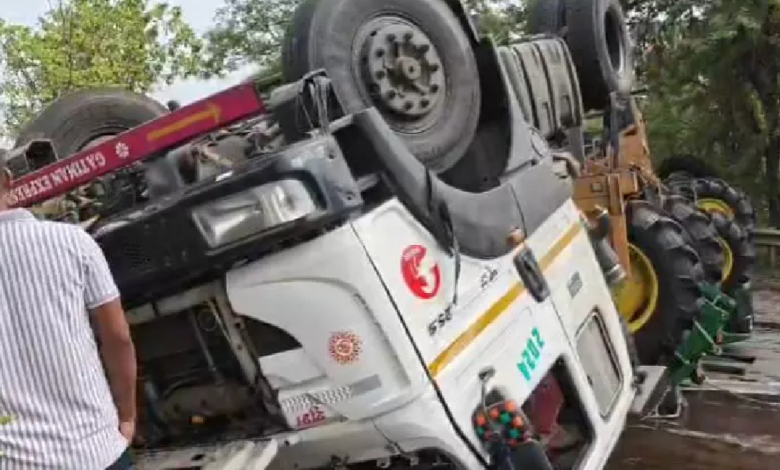 CG : सरोना फ्लाईओवर ब्रिज में ट्रेलर वाहन पलटा …