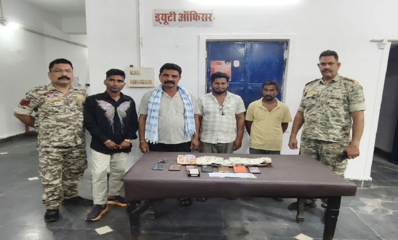 CG : जंगल में चल रहा था लाखों का जुआ, कोतवाली पुलिस ने 4 जुआरियों को दबोचा …