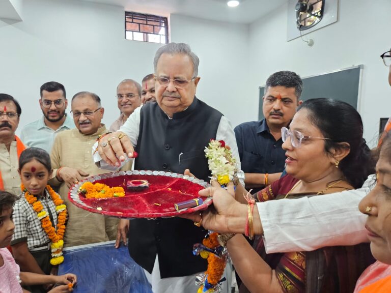विधानसभा अध्यक्ष ने गंज पारा स्कूल का निरीक्षण कर विद्यार्थियों का तिलक लगाकर किया स्वागत