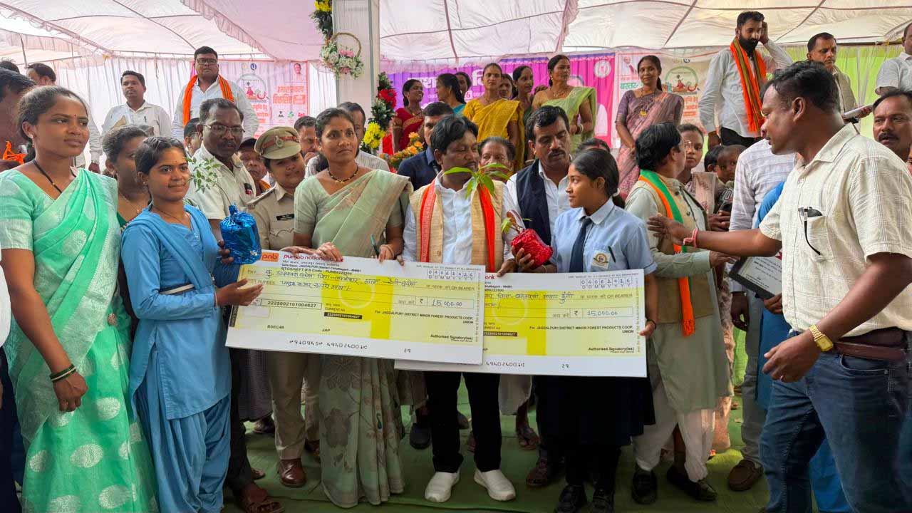 संघर्ष से सफलता तक: तेंदूपत्ता परिवारों की रुद्राणी-डालेश्वरी ने चमकाया बस्तर का नाम