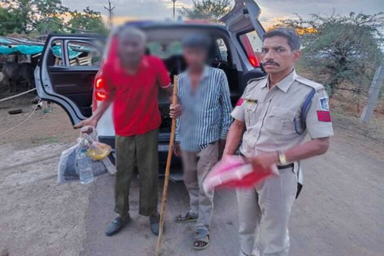 खंडवा के डायल-112 हीरोज रास्ता भटके 80 वर्षीय बुजुर्ग को सुरक्षित परिजनों से मिलाया