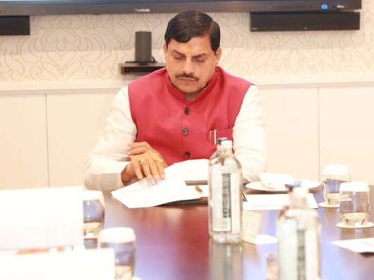 कांग्रेस बनाम BJP: रिश्तेदारों की संपत्ति को लेकर घमासान, CM मोहन यादव के पक्ष में उतरे मंत्री