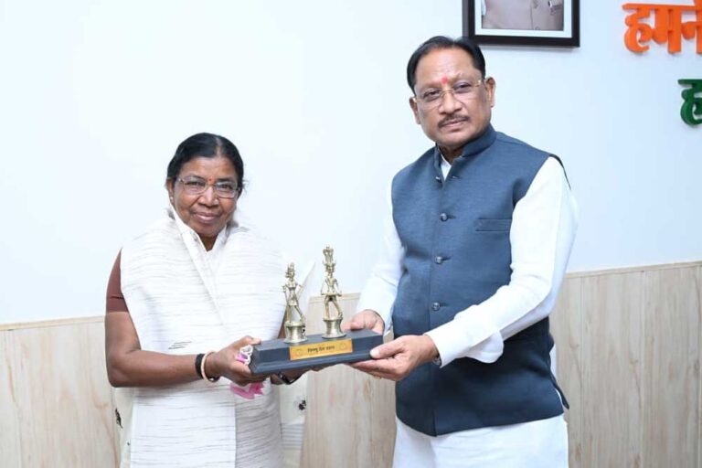 मुख्यमंत्री विष्णु देव साय से मिलीं पद्मश्री डॉ. बुधरी ताती, विभिन्न विषयों पर हुई चर्चा