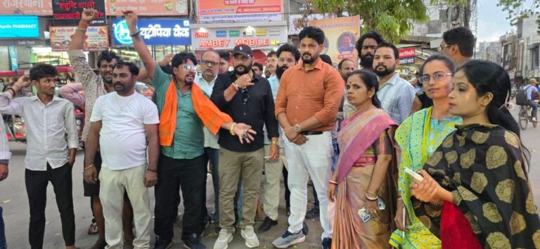 Rajnandgaon: बरसते पानी के बीच फूटा राजपूत समाज का गुस्सा: मानव मंदिर चौक पर फूंका गृह मंत्री का पुतला, फास्ट ट्रैक कोर्ट और बुलडोजर कार्रवाई की मांग