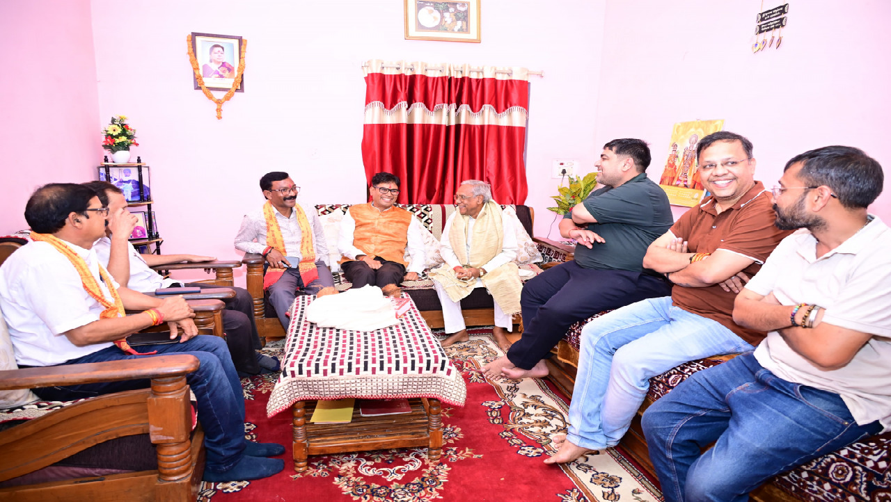 CG : सेवा, सुशासन और जनकल्याण के 12 वर्ष पूर्ण होने पर विशेष जनसंपर्क अभियान के तहत वित्त मंत्री ओ.पी. चौधरी ने प्रबुद्ध नागरिकों से किया संवाद