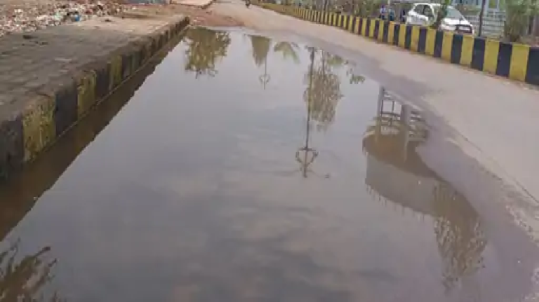 राजनांदगांव : हल्की बारिश से ही सर्विस लेन पर जलजमाव हो रहा…