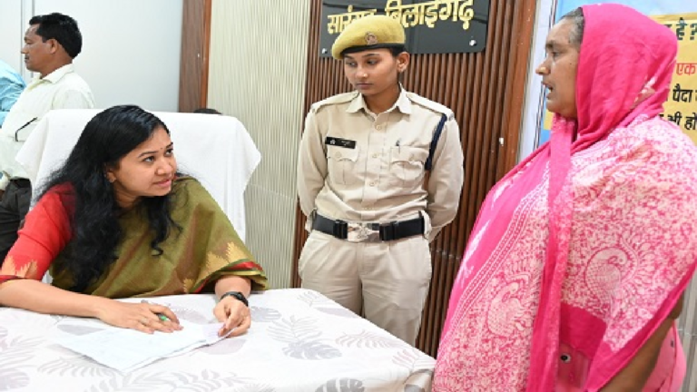 CG : कलेक्टर पद्मिनी भोई साहू ने जनदर्शन में सुनी आमजन की समस्याएं…